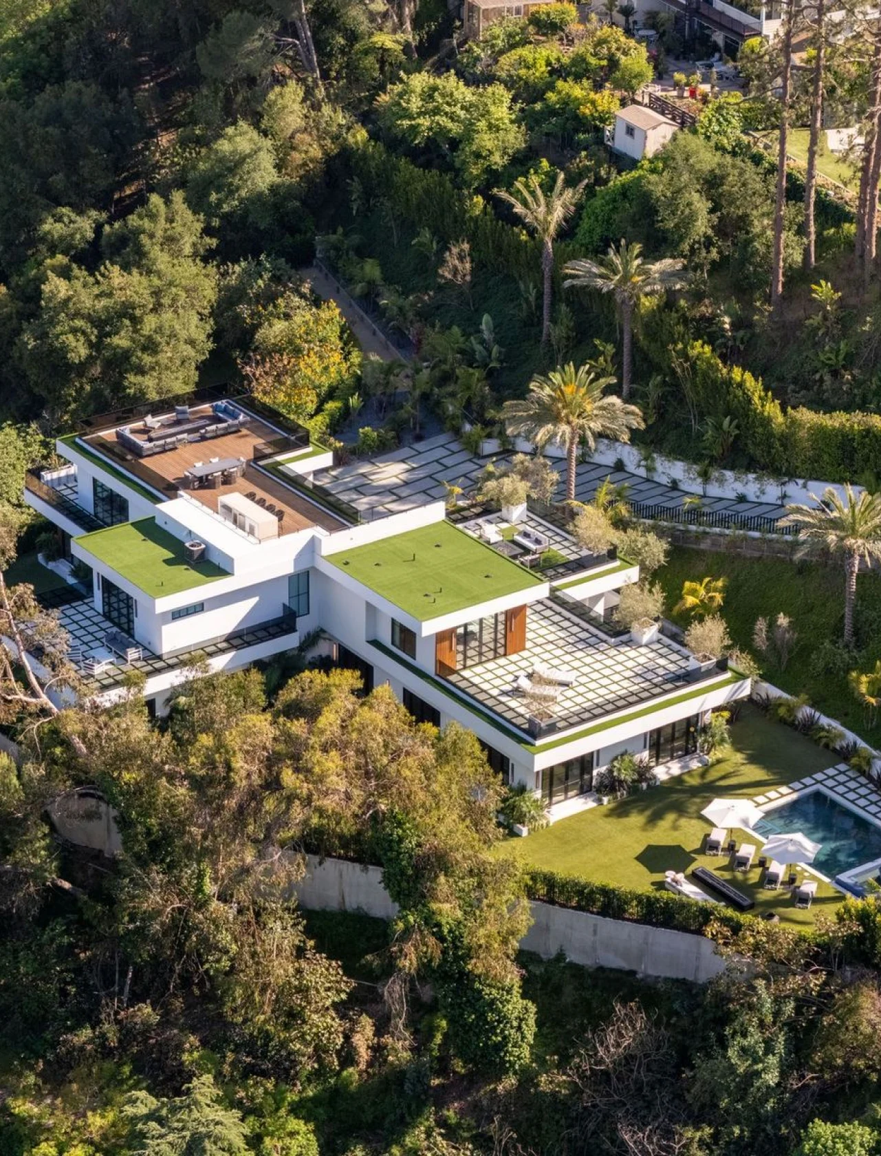 Linda Flora estate with infinity pool